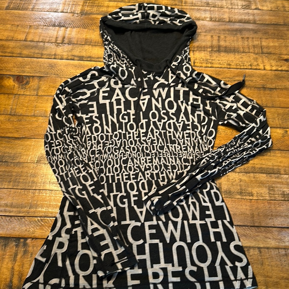 Women’s Lululemon manifesto hooded long sleeve shirt size 4